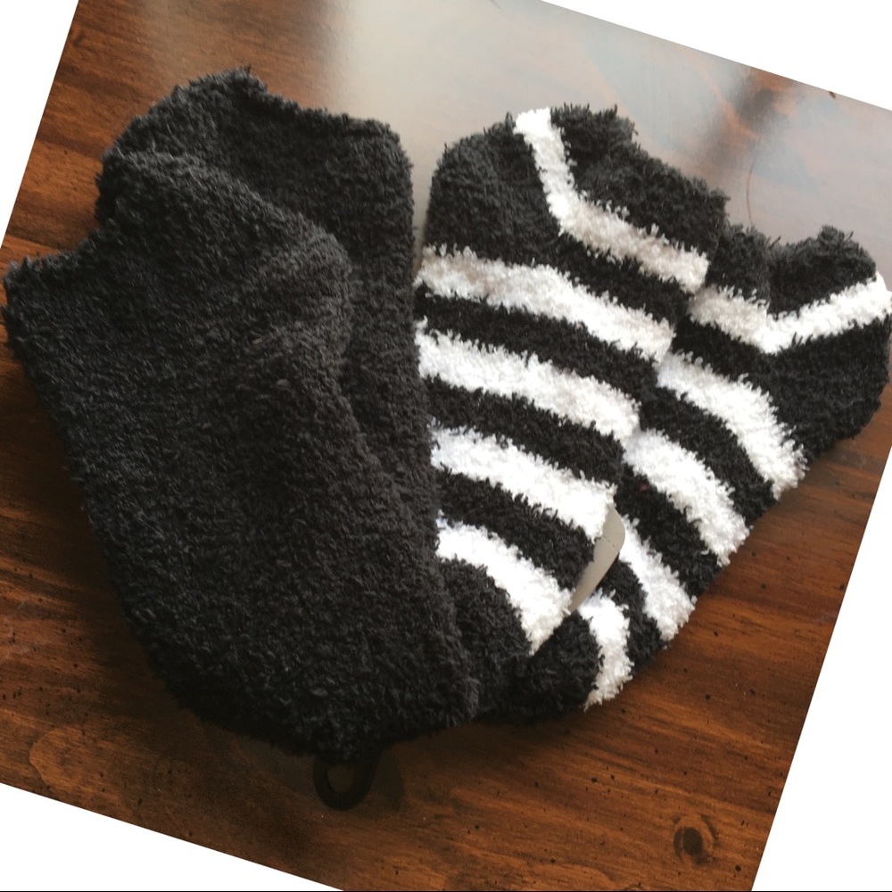 Secret Treasures | Fuzzy Black/White Sock Set - Picture 2 of 6